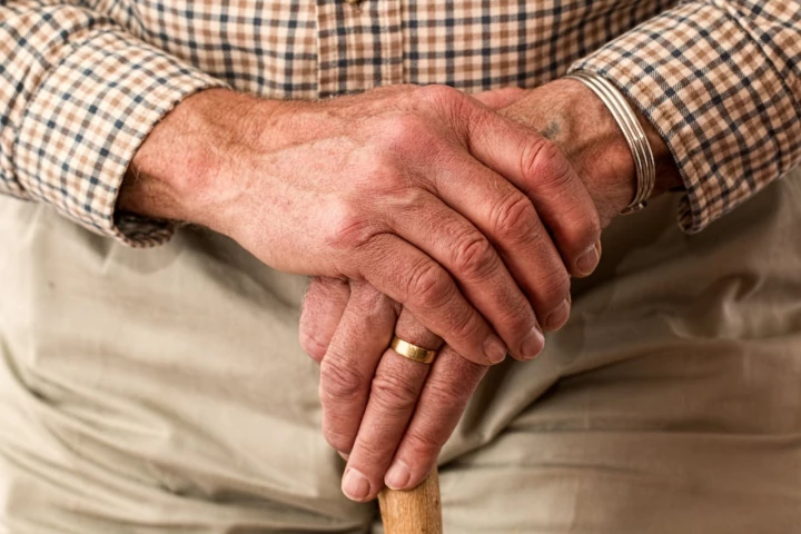 Tremor tangan pada lansia dapat disebabkan oleh Parkinson, stres, atau faktor usia. Ketahui penyebab, gejala, dan cara mengatasinya agar lansia tetap nyaman.