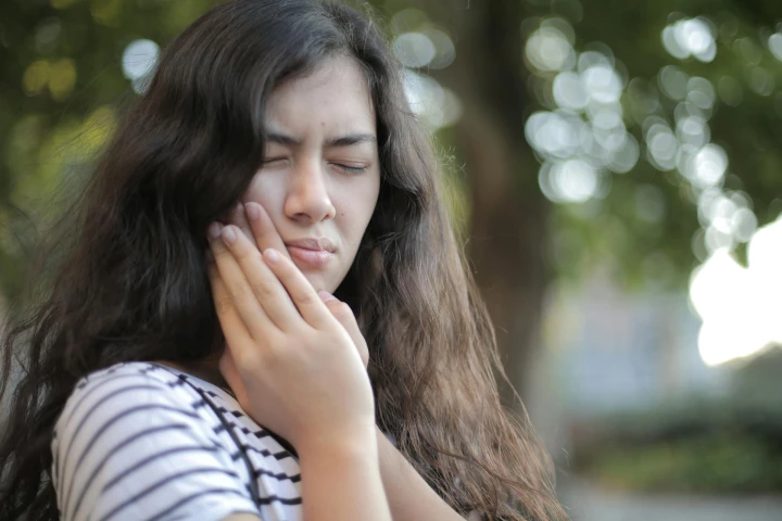 Gusi bengkak karena gigi berlubang? Kenali penyebabnya dan temukan cara mengatasinya secara efektif. Simak penanganan praktis dan layanan perawatan dari CarePro di sini.