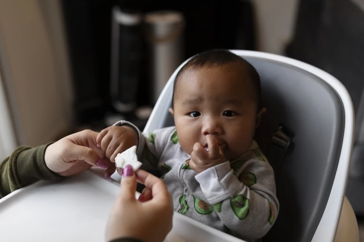 Kenali gejala asma pada bayi sejak dini, mulai dari napas mengi hingga batuk terus-menerus. Cari tahu cara penanganannya agar si kecil tetap nyaman.