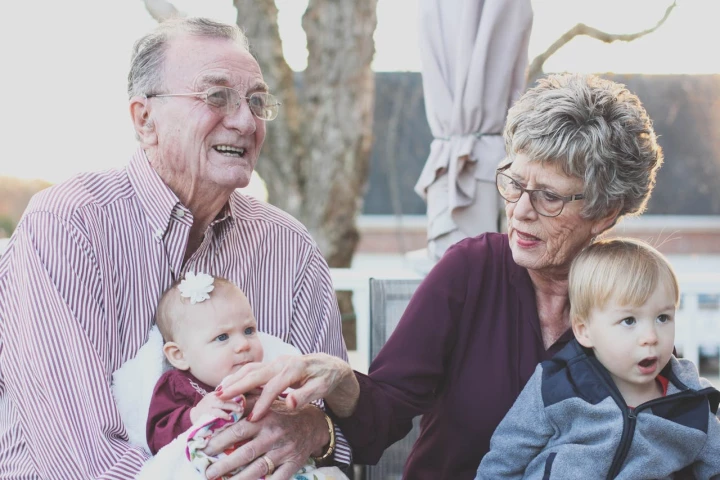Penyakit Parkinson adalah gangguan saraf yang memengaruhi gerakan tubuh. Pelajari definisi, gejala, penyebab, dan cara menanganinya agar kualitas hidup lansia tetap terjaga.
