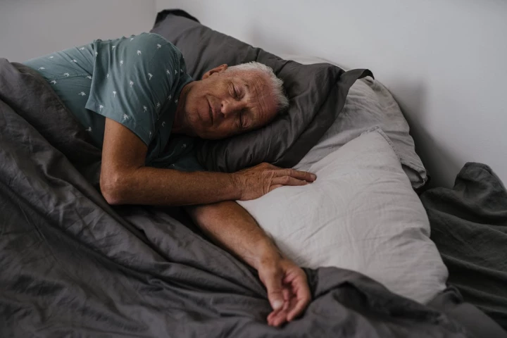 Temukan penyebab dan cara mengatasi insomnia pada lansia. Pelajari tips tidur nyenyak dan solusi perawatan dengan bantuan perawat profesional CarePro.